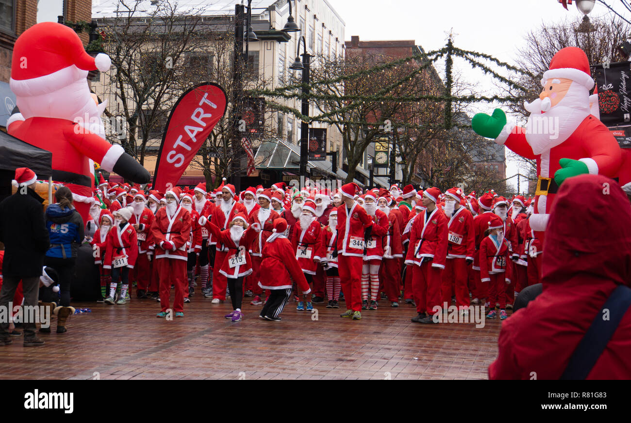 Burlington, Vermont/USA - Dezember 2,2018: der Start der 5km Rennen für Nächstenliebe mit Läufern, als Santa Claus auf einem winterlichen Sonntag Morgen angezogen Stockfoto
