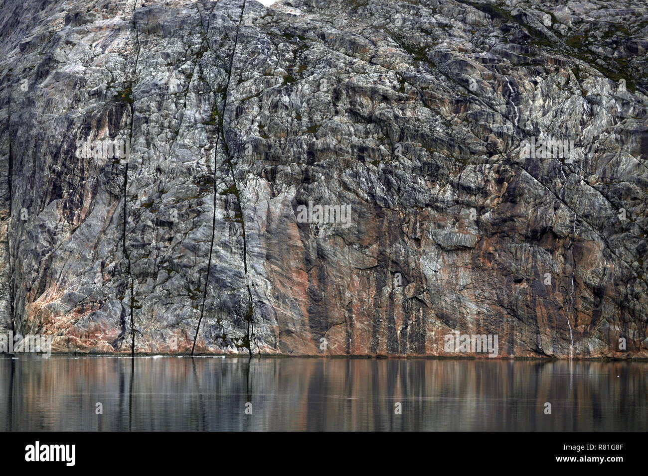 Grönland Christian Sund: senkrecht und farbenfroh: Felsen am Sund Stockfoto