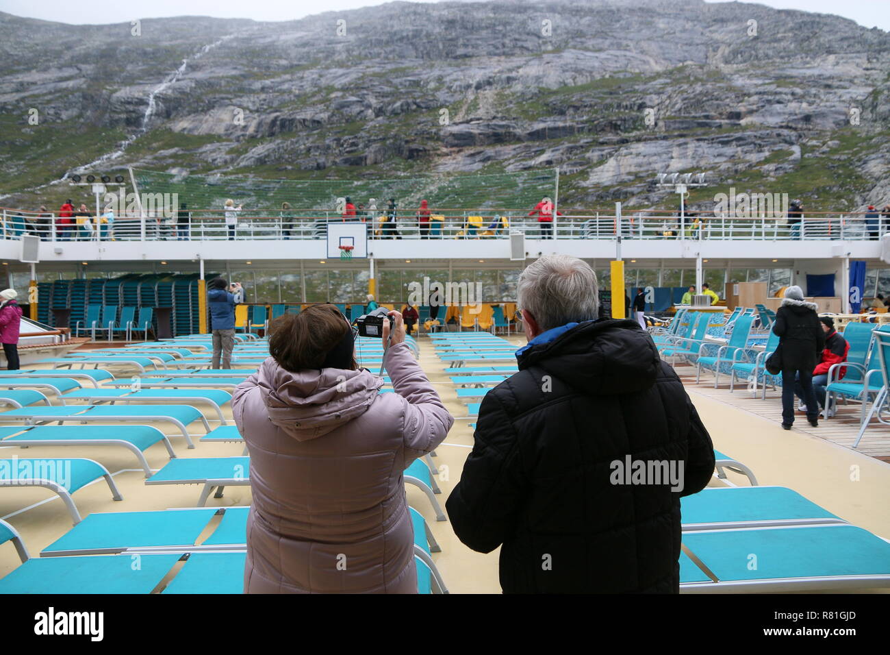 Grönland Prinz Christian Sund: Kreuzfahrtgäste halten ihre Eindrücke mit der Kamera fest. Stockfoto