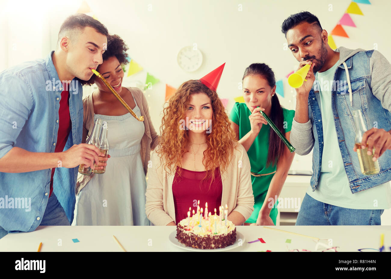 Glückliche Mitarbeiter mit Kuchen im Büro Geburtstag party Stockfoto