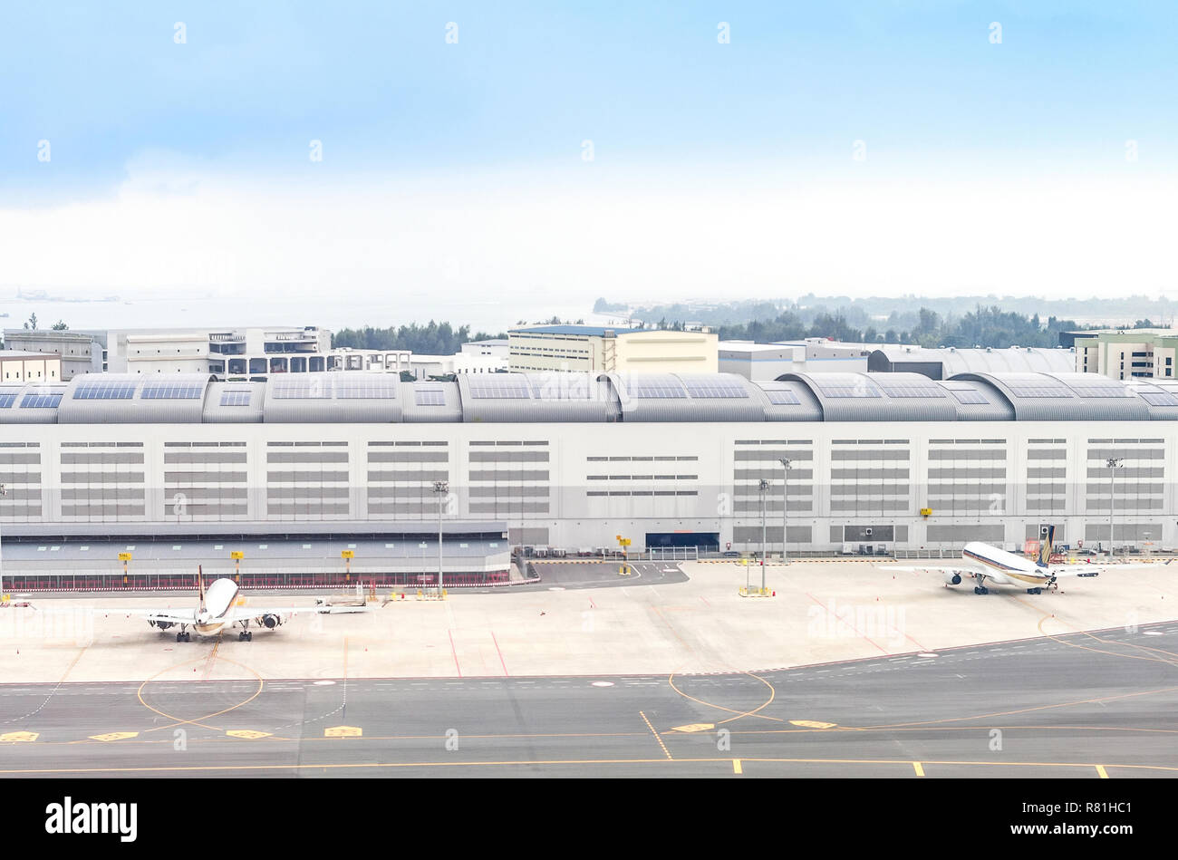 Luftaufnahme von Flugzeugen, die in der Start- und Landebahn Flughafen, Singapur Stockfoto
