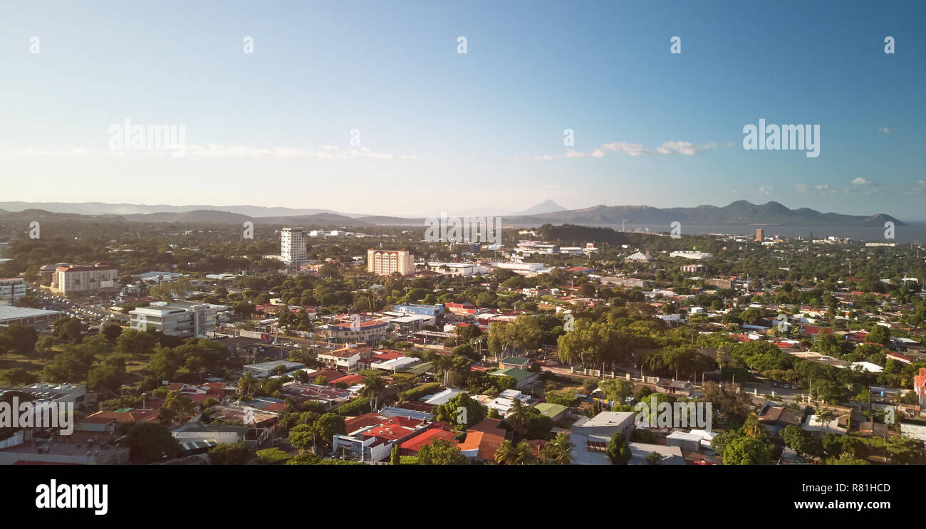 Panorama Managua Stadtbild Antenne drone Blick auf Sonnenuntergang Licht Stockfoto