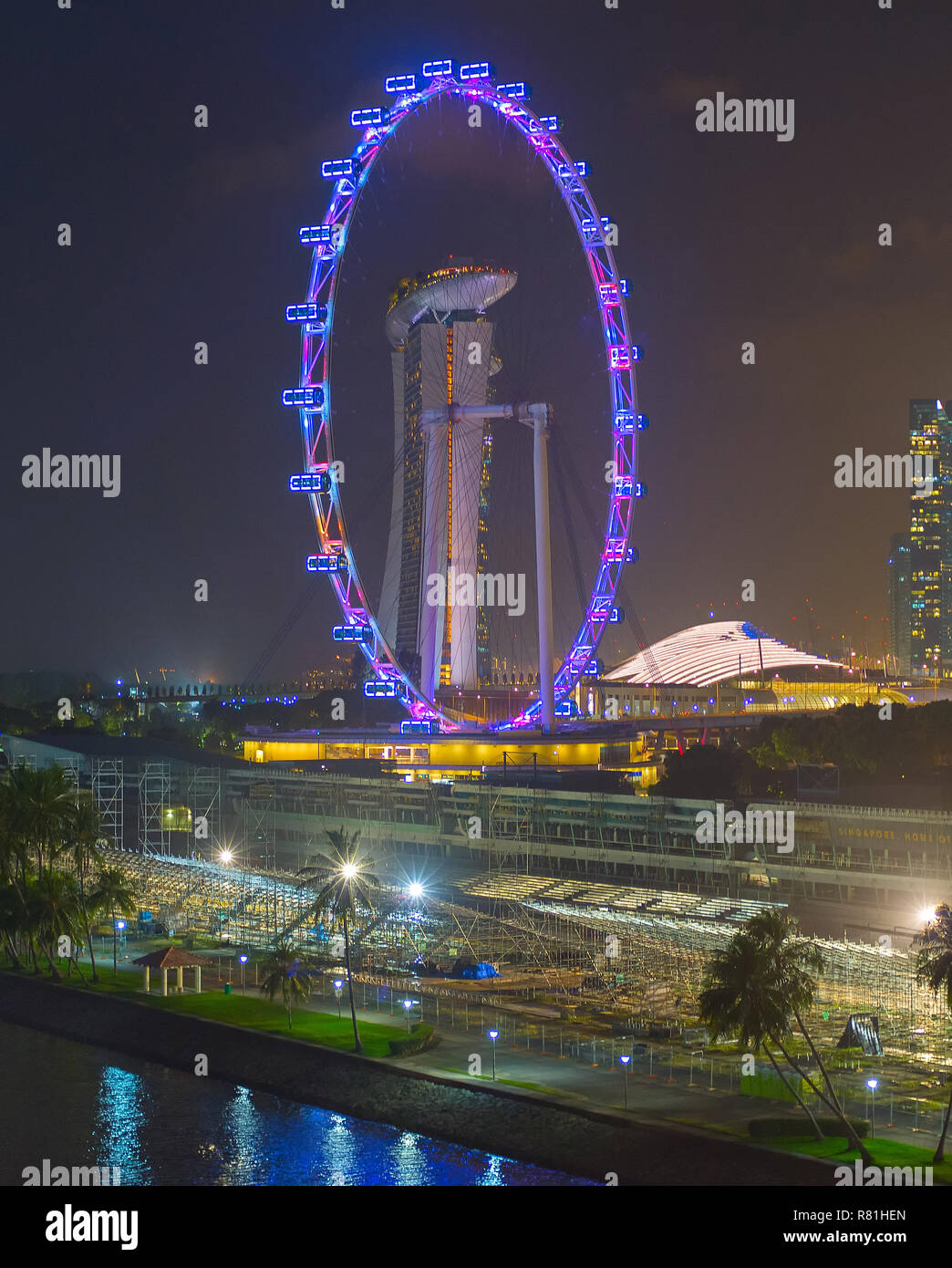 Marina Bay Sands sind werfen sie die Singapur Riesenrad bei Nacht gesehen. Singapur Stockfoto
