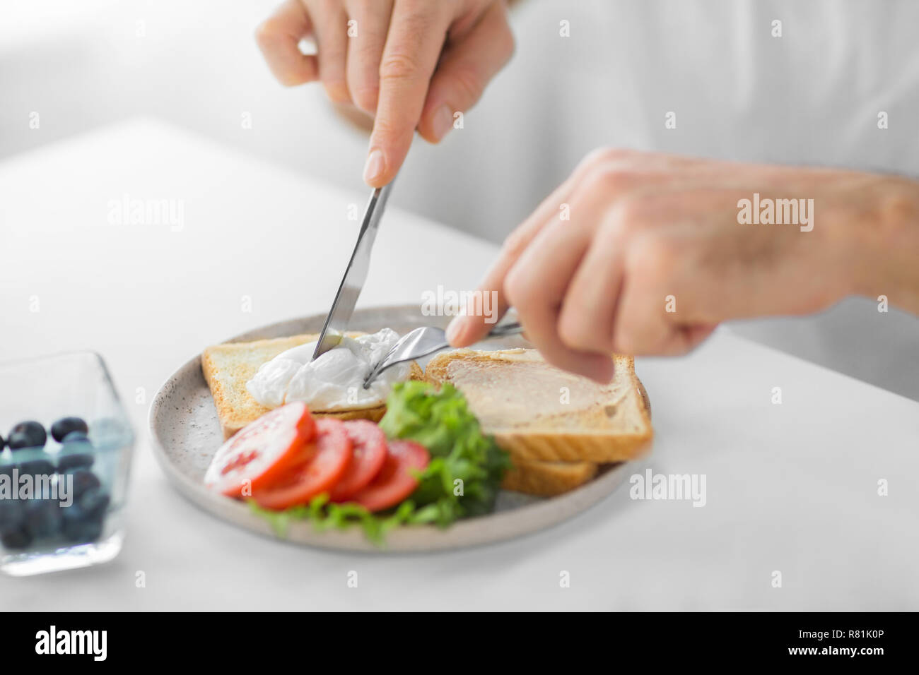 Nahaufnahme der Mann in einem Toast zum Frühstück Stockfoto