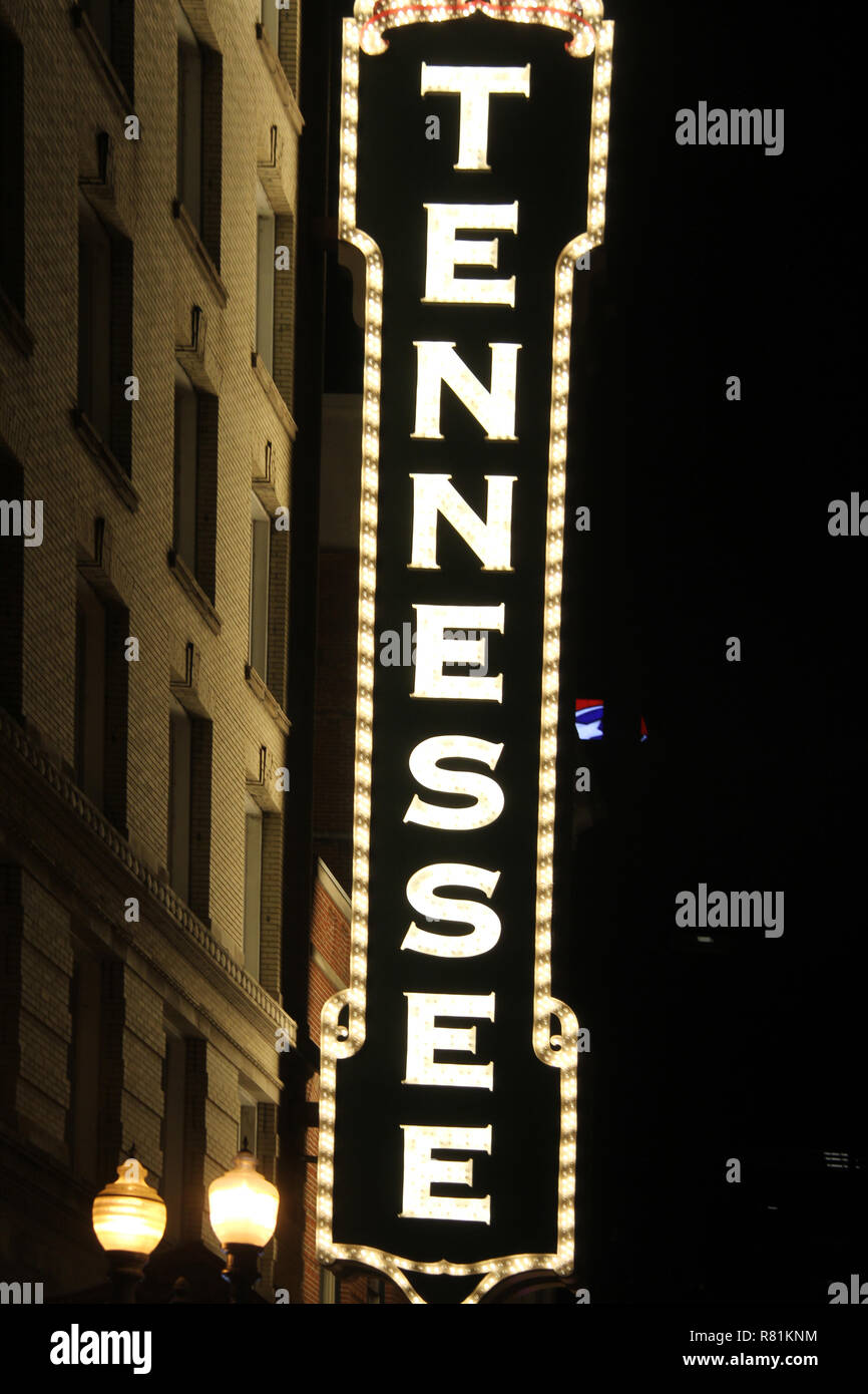 Berühmtes beleuchtetes Schild des Tennessee Theatre in Knoxville, TN, USA Stockfoto