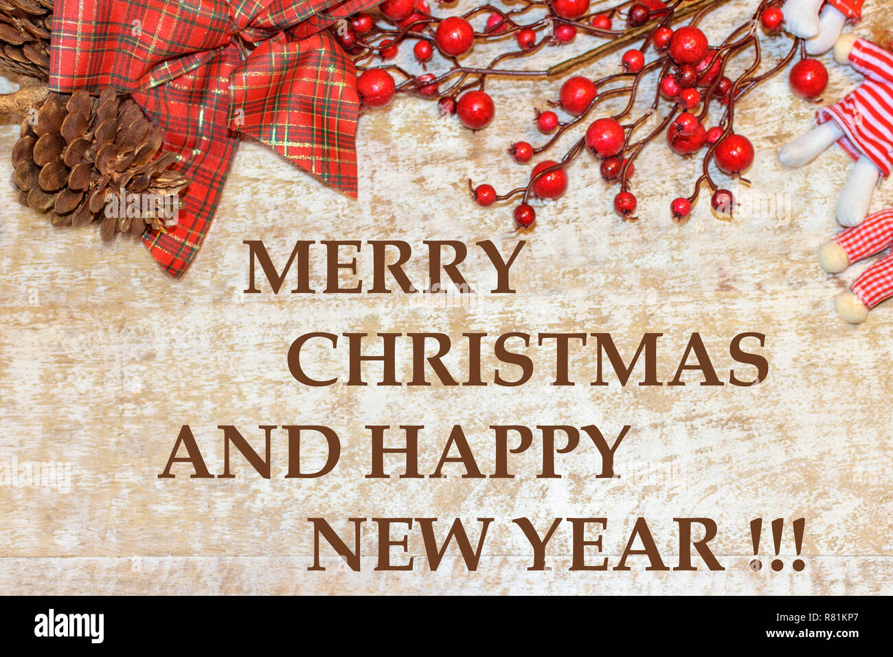 Weihnachten Postkarte "frohe Weihnachten und ein glückliches neues Jahr', Holz Hintergrund. Grußkarte. Rot, golden und Weiß. Xmas wallpaper Stockfoto