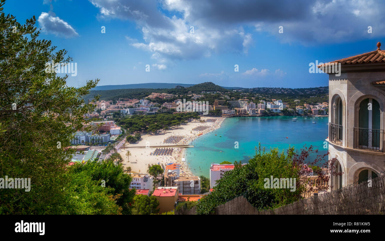 Strand von Santa Ponsa Mallorca Spanien Blick von oben auf einen heißen Sommer Urlaub Stockfoto