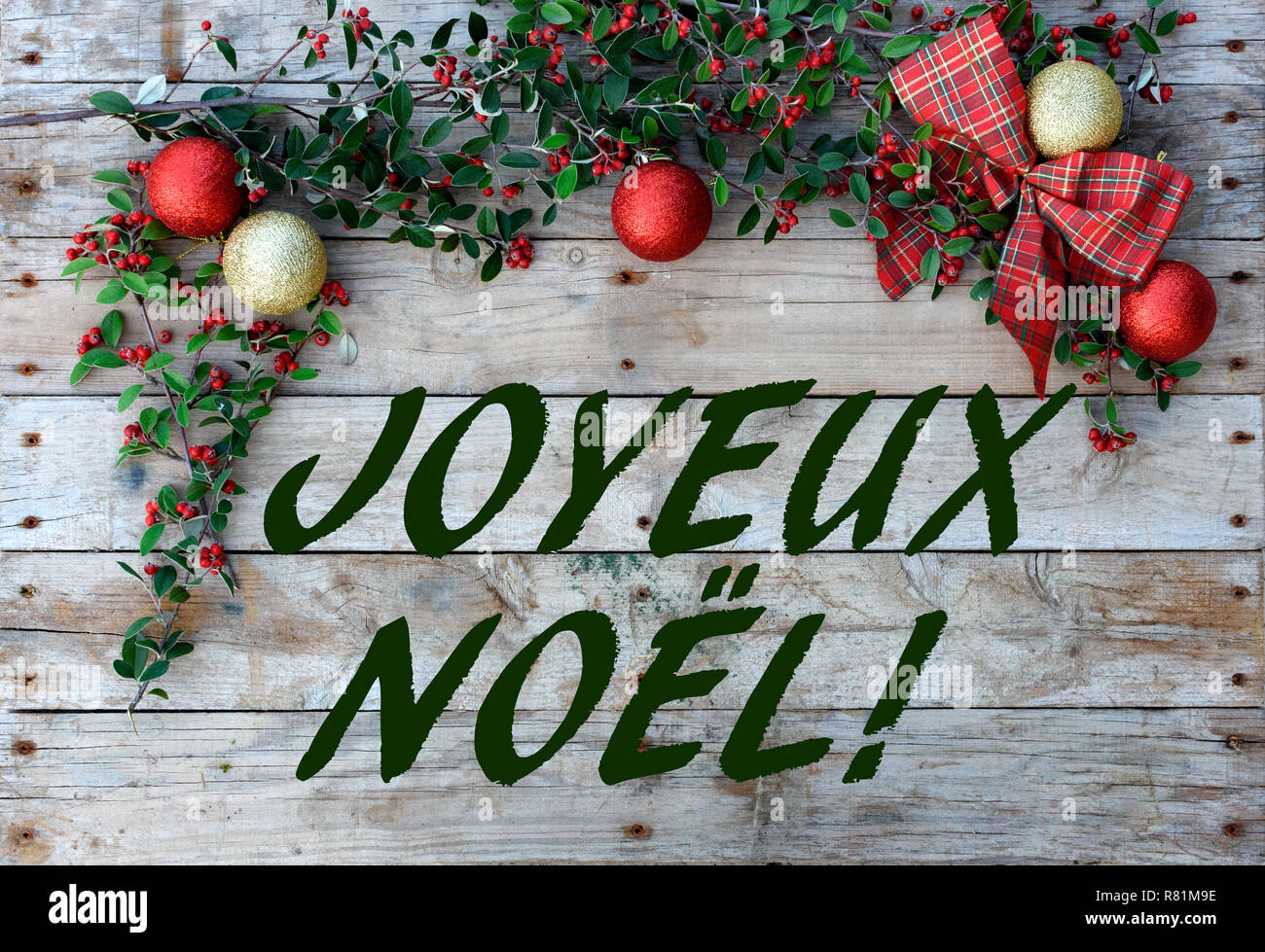 Weihnachten Postkarte Rahmen mit Holz Hintergrund. Für die Grußkarte. Rot, golden und Weiß. Xmas wallpaper. "Joyeux Noel" Stockfoto