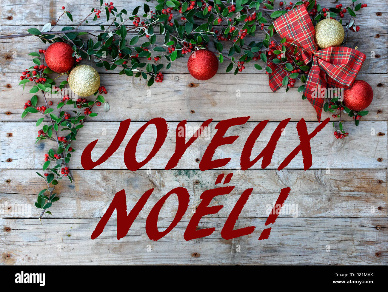 Weihnachten Postkarte Rahmen mit Holz Hintergrund. Für die Grußkarte. Rot, golden und Weiß. Xmas wallpaper. "Joyeux Noel" Stockfoto