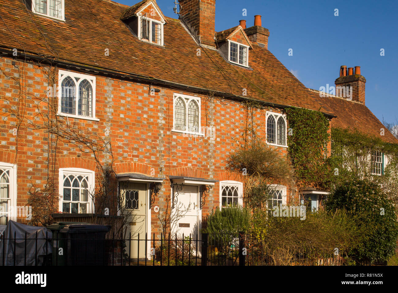 Traditionelle Backstein und Feuerstein Cottages im Whitchurch, Oxfordshire. Stockfoto