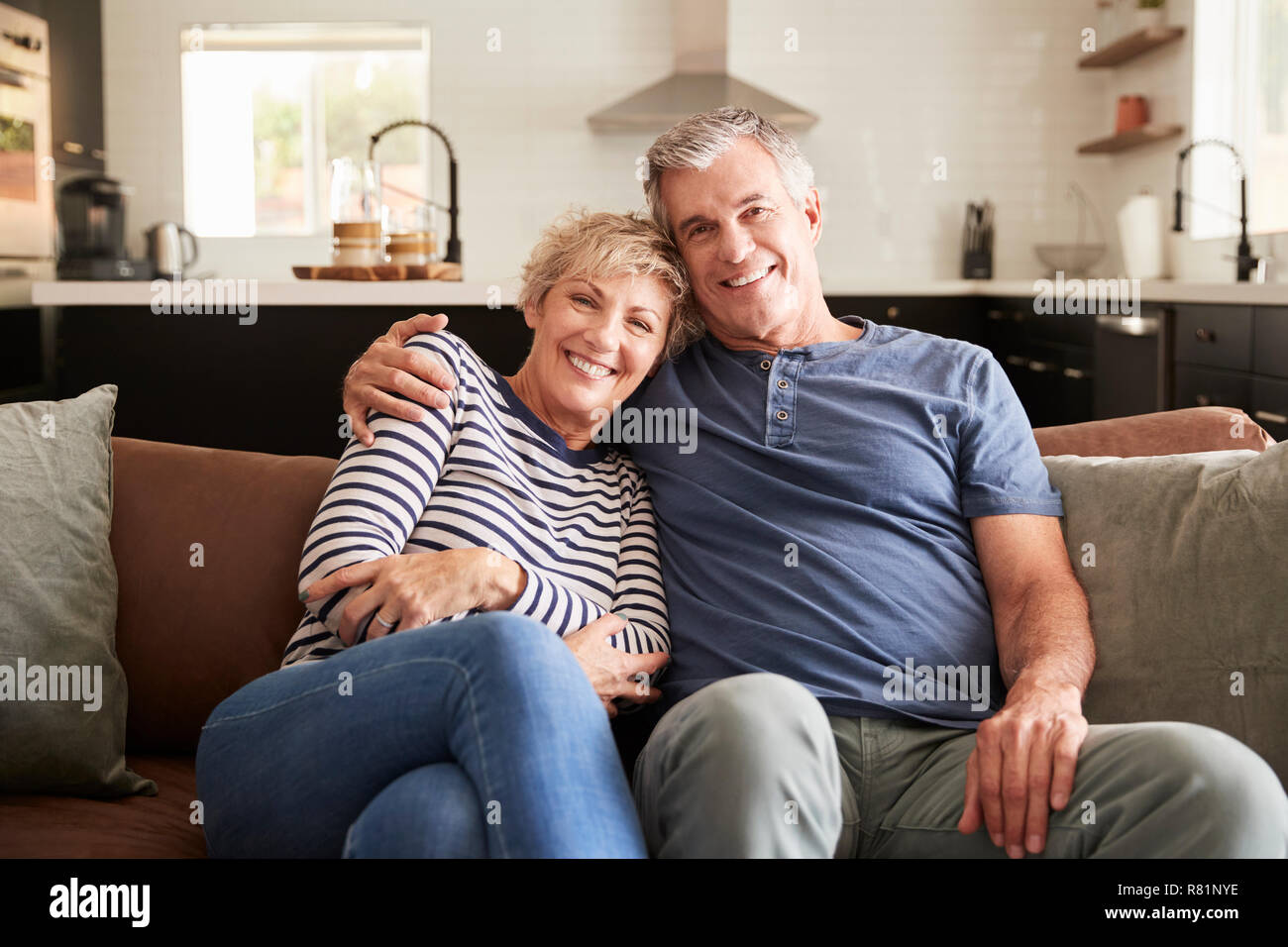 Senior weiß Paar entspannt zu Hause Lächeln für die Kamera Stockfoto