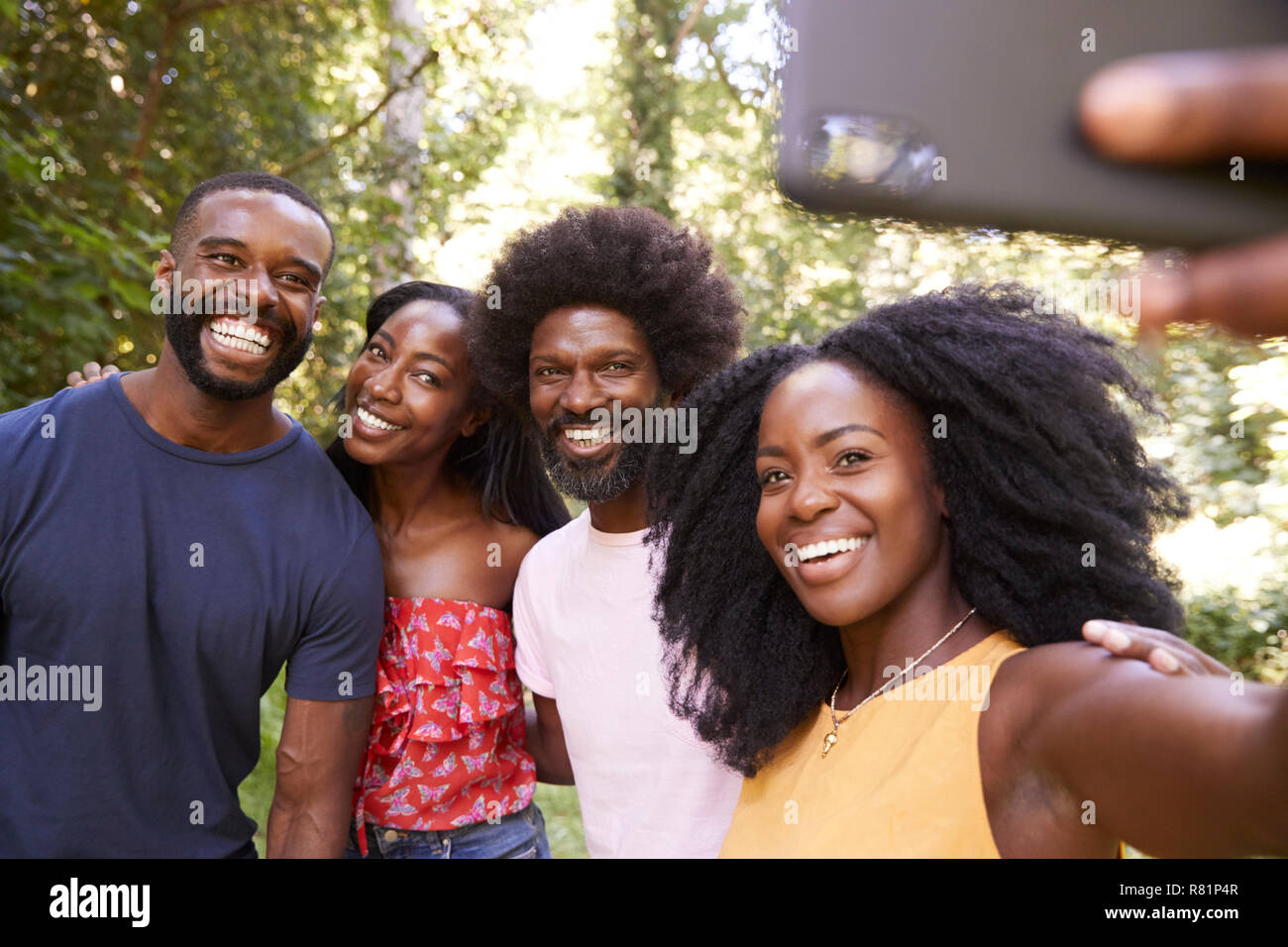 Die vier schwarzen Erwachsenen Freunde nehmen eine selfie während einer Wald Wanderung Stockfoto