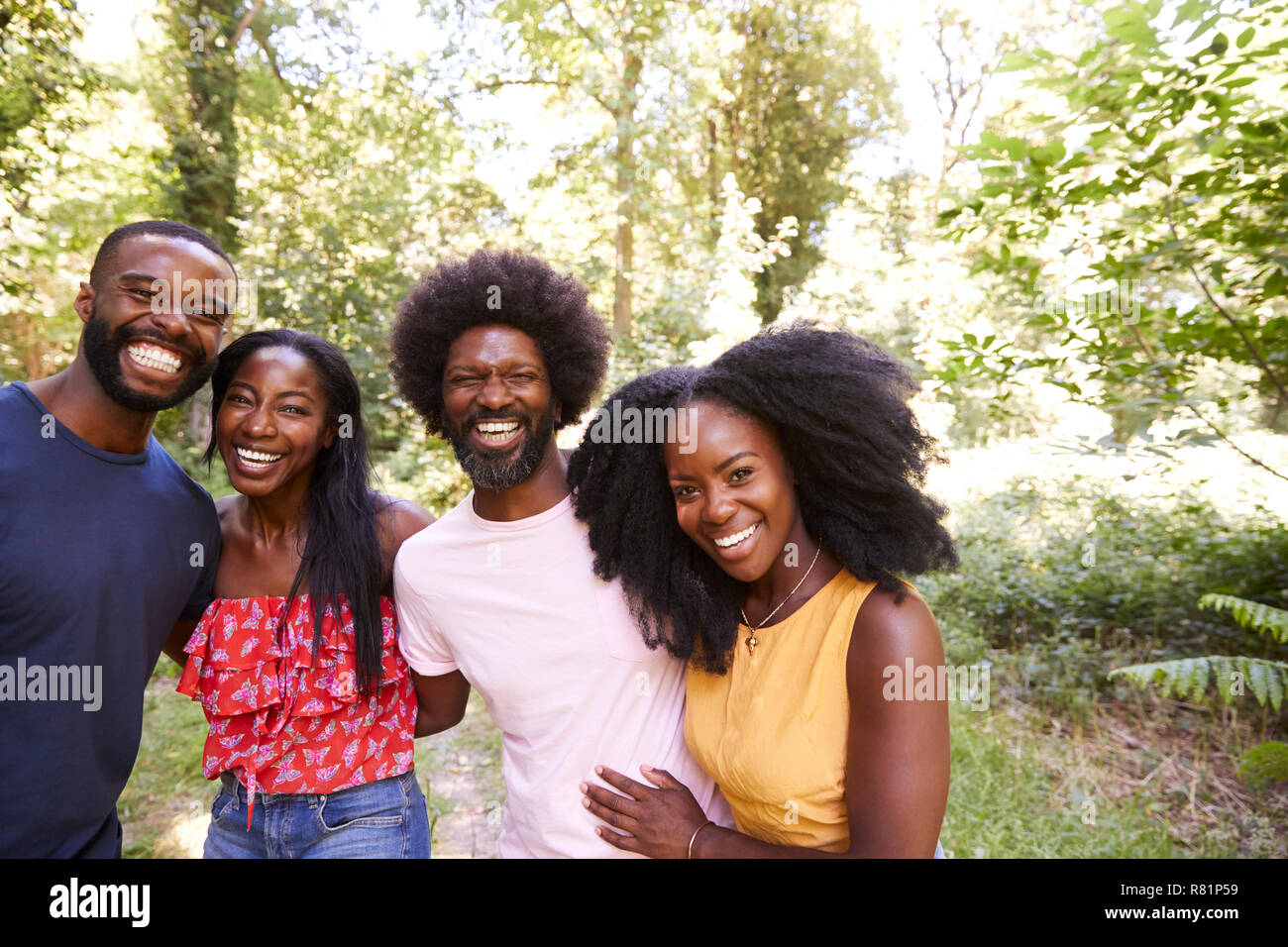 Vier schwarze nach Freunden auf einen Spaziergang in den Wald, Porträt Stockfoto