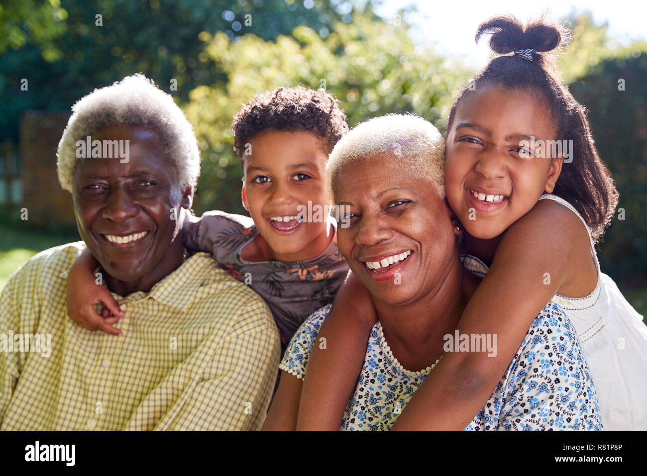 Senior schwarz Paar im Freien mit Enkelkindern, in der Nähe Stockfoto