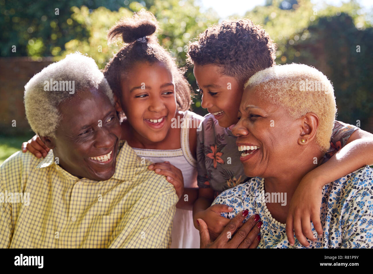 Senior schwarz Paar und Enkel im Freien, in der Nähe Stockfoto