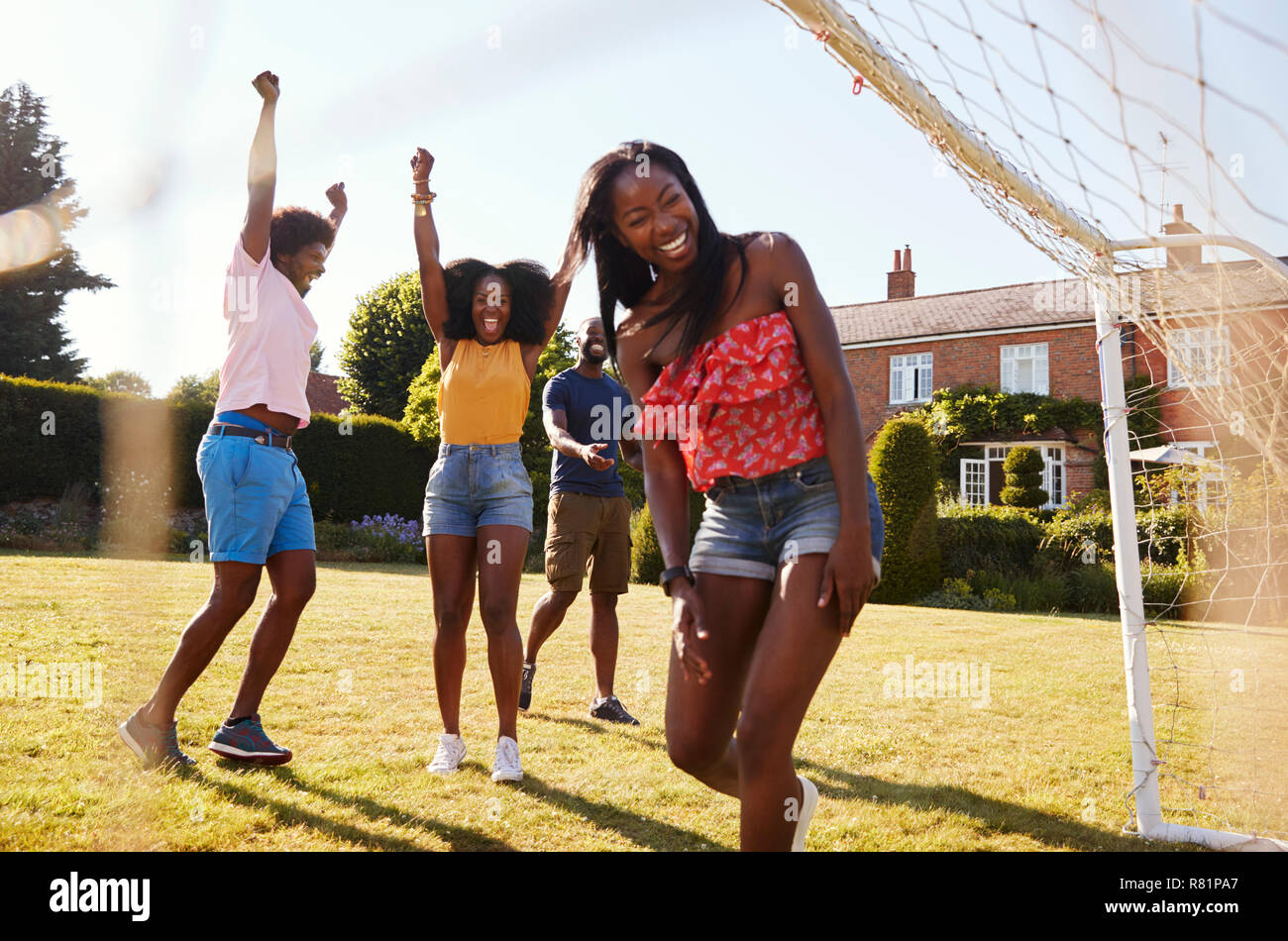 Nach Freunde feiern zählenden Ziel während eines Fußballspiels Stockfoto