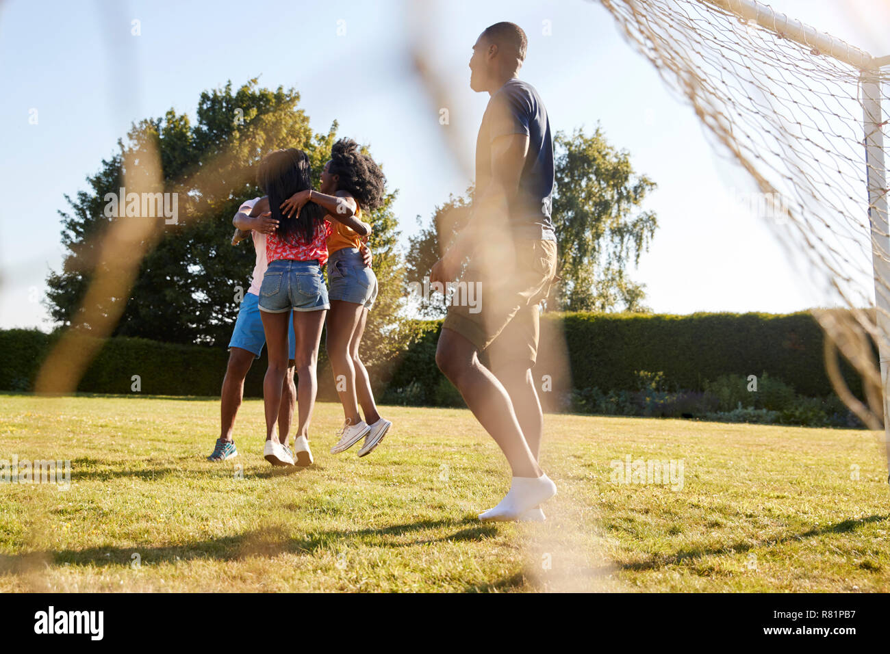 Nach Freunden in einer Feier Unordnung auf dem Fußballplatz Stockfoto