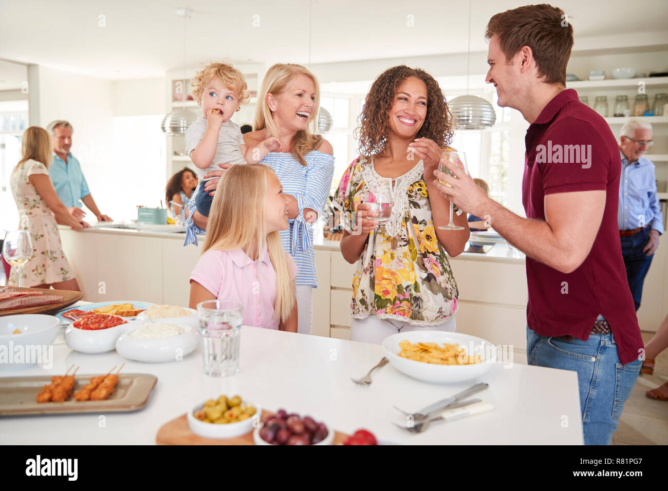 Multi-Generation Familie und Freunden in der Küche für die Feier Party Stockfoto