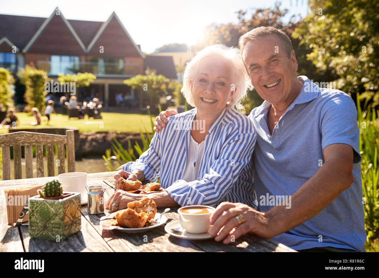 Portrait von Senior Paar beim Outdoor Sommer Snack im Cafe Stockfoto
