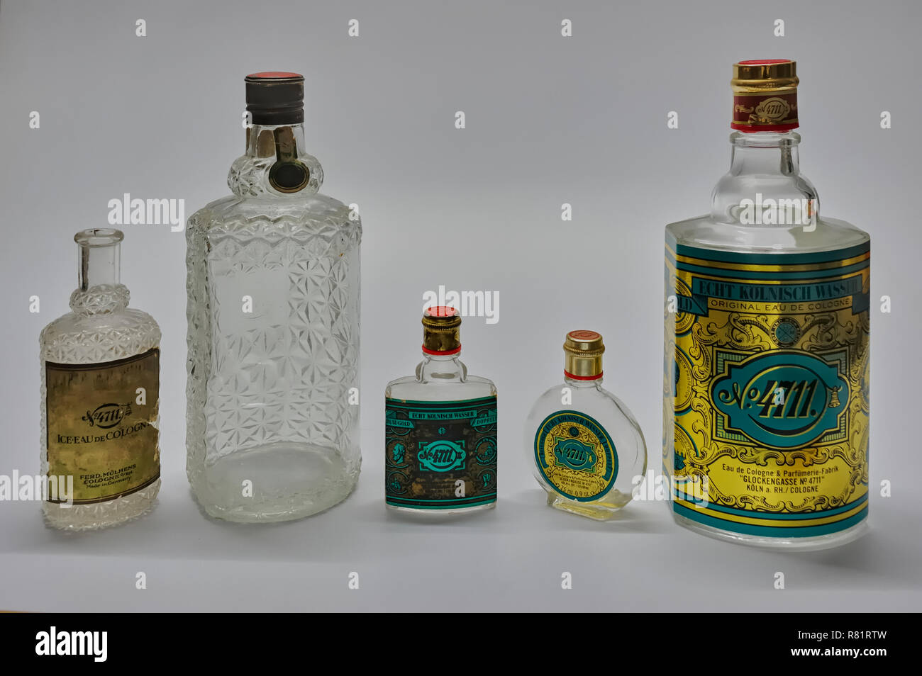 29-Apr-2011 Vintage Eau de Cologne Flaschen kalyan in der Nähe von Mumbai Maharashtra Indien Asien Stockfoto