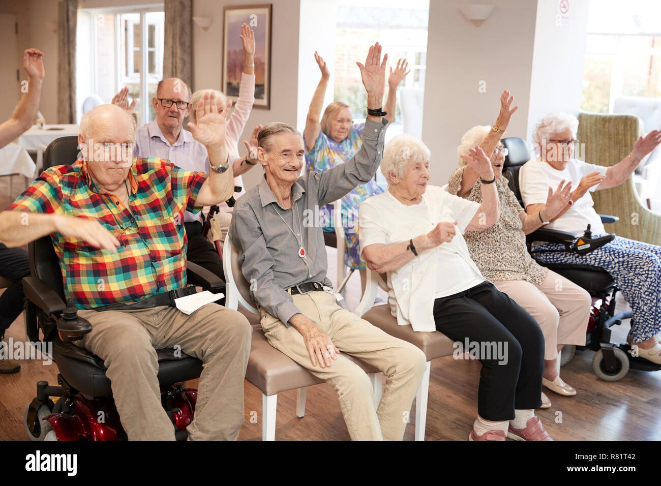 Gruppe von Senioren genießen Fitness Klasse im Ruhestand Home Stockfoto