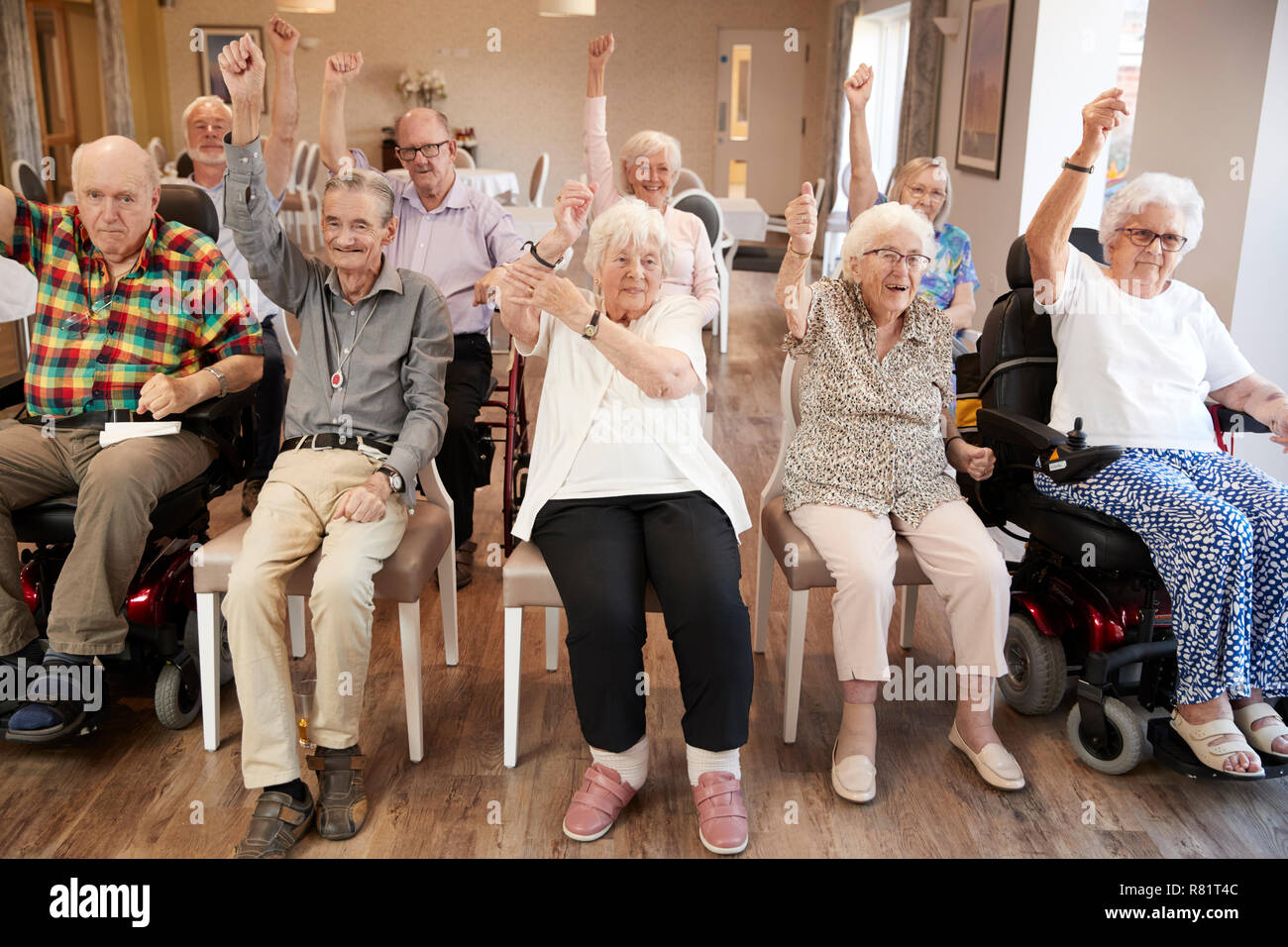 Gruppe von Senioren genießen Fitness Klasse im Ruhestand Home Stockfoto