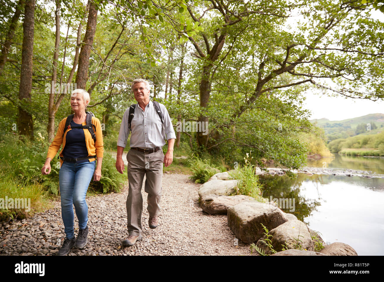 Senior Paar Wandern entlang Pfad am Fluss in England Lake District Stockfoto