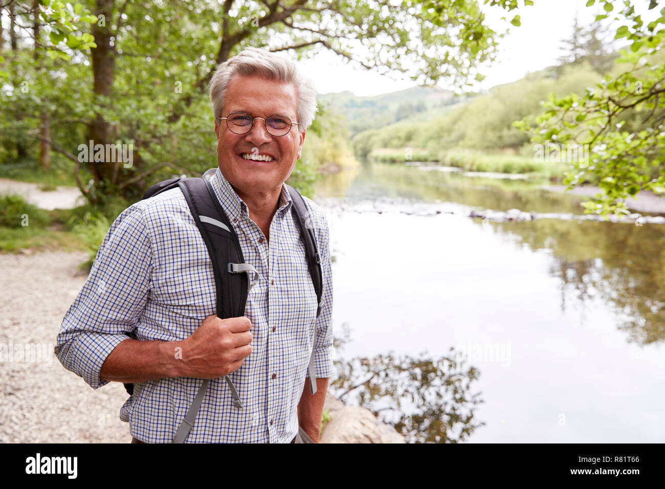 Portrait von älteren Menschen Wandern entlang Pfad am Fluss in England Lake District Stockfoto