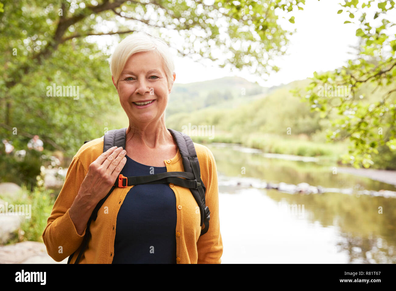 Portrait der älteren Frau Wandern entlang Pfad am Fluss in England Lake District Stockfoto
