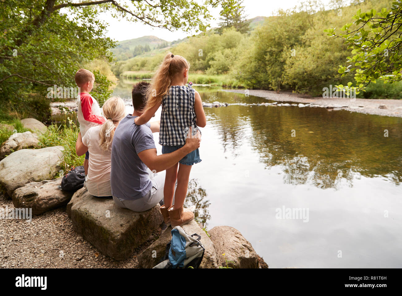 Familie auf Wanderung mit Blick auf den Fluss in England Lake District Stockfoto