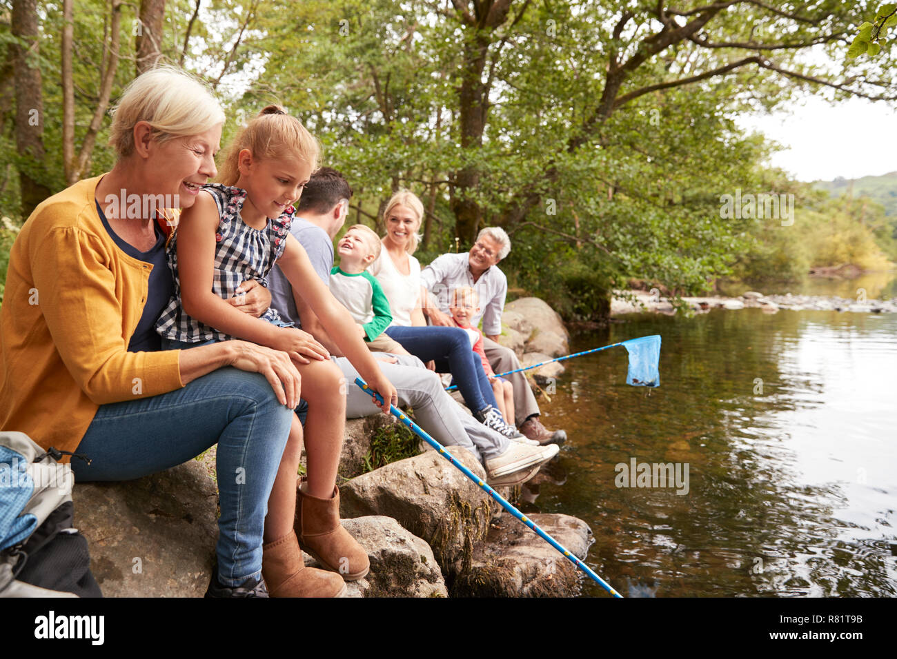 Multi-Generation Familie mit Netzen in Fluss in England Lake District Stockfoto