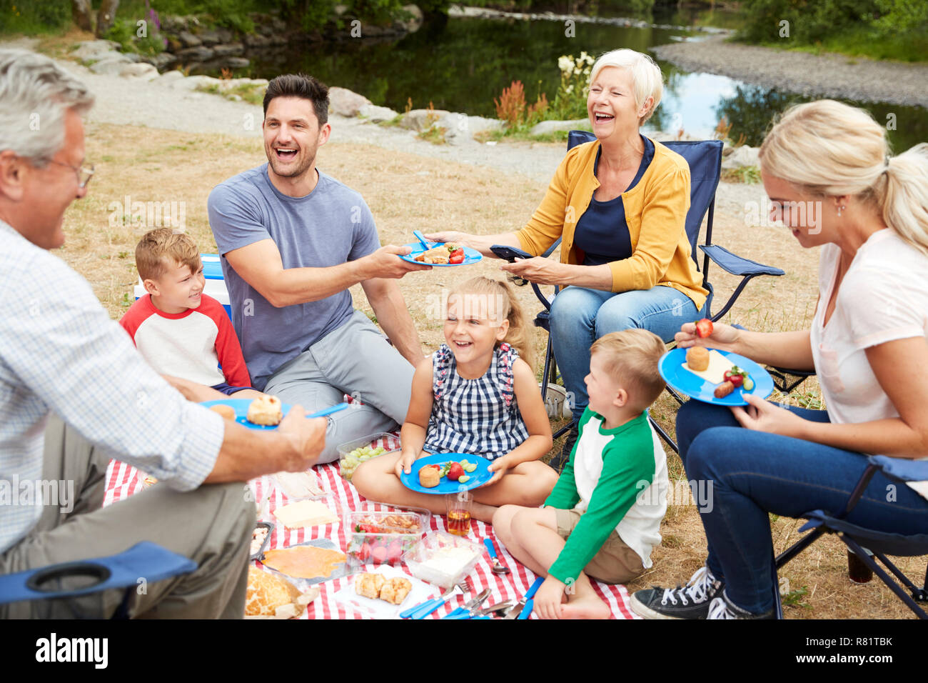 Multi-Generationen-Familie Picknick In der Natur Stockfoto