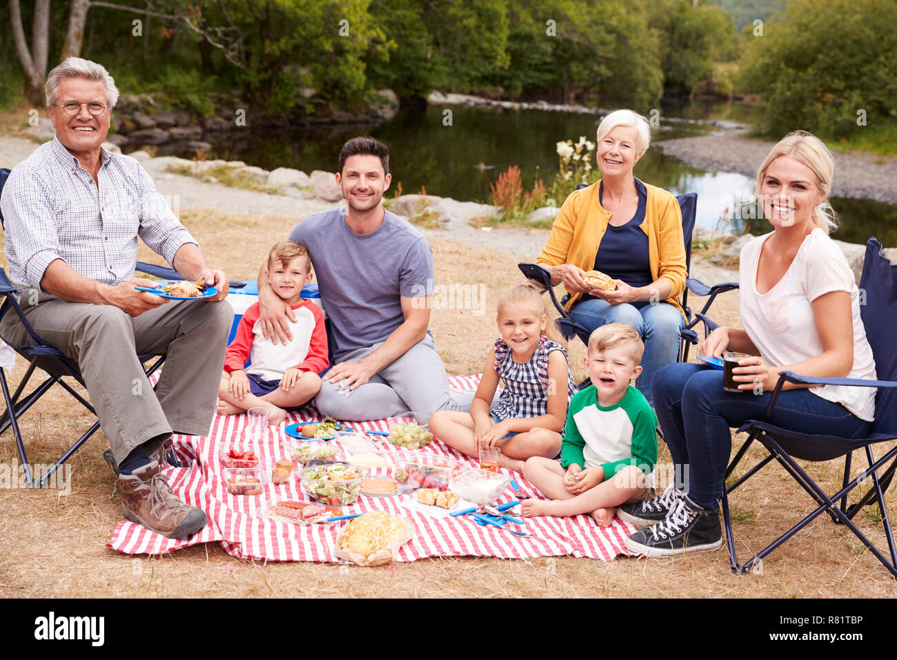 Portrait von Multi-Generation Familie genießen Sie ein Picknick im Grünen Stockfoto