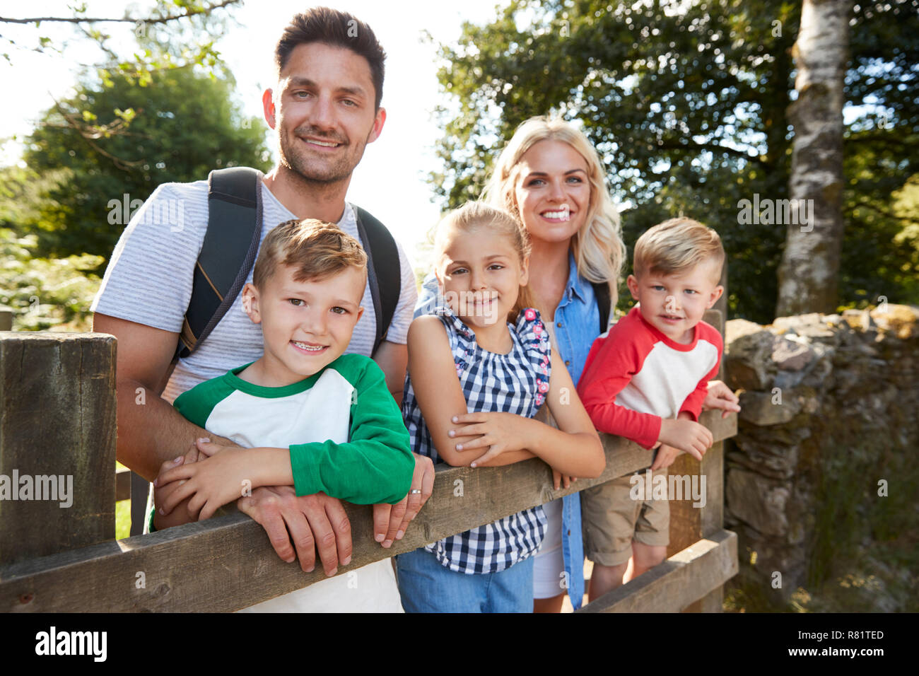 Familie Wandern in Lake District in Großbritannien über hölzerne Tor suchen Stockfoto