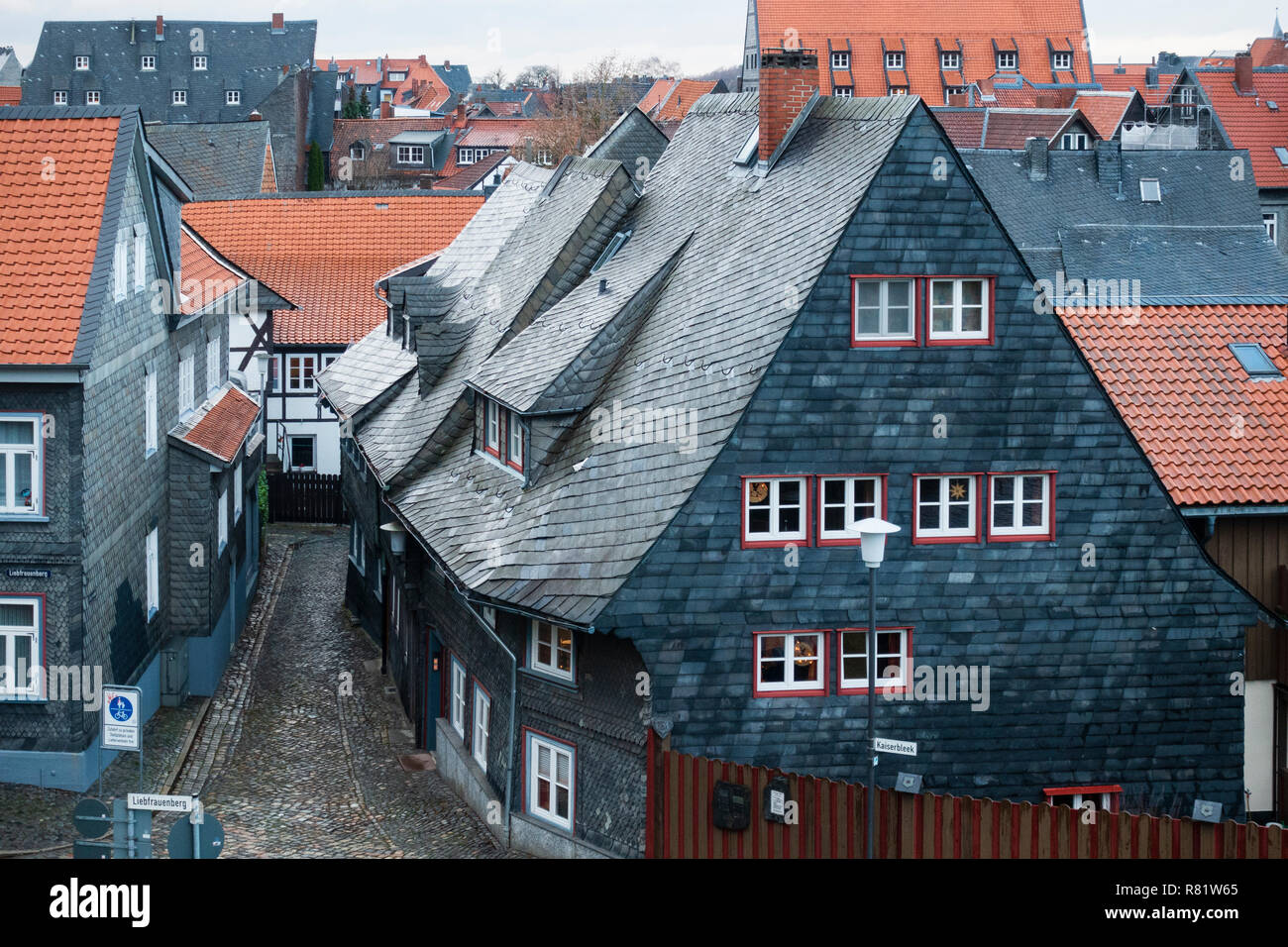 Blick auf traditionelle Häuser in Goslar mit Schiefer Ziegel auf dem Dach und Wände, Niedersachsen, Deutschland Stockfoto