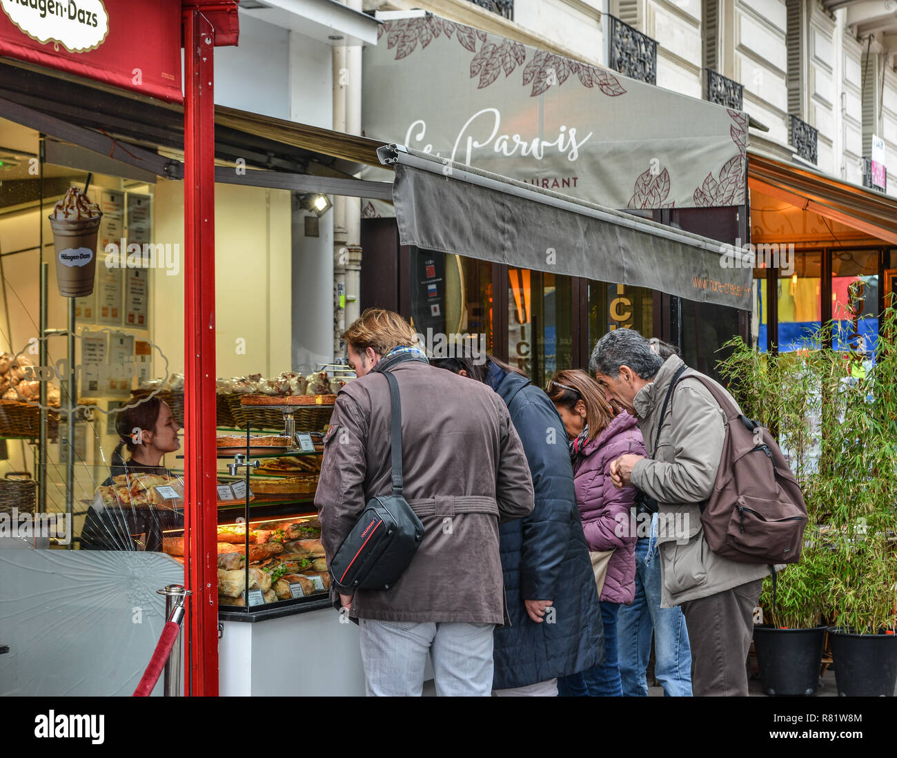 Paris, Frankreich, 2. Okt. 2018. Menschen baguette Kaufen an der Pariser Innenstadt. In Paris, das Baguette ist ein unverzichtbarer Bestandteil des täglichen Lebens. Stockfoto