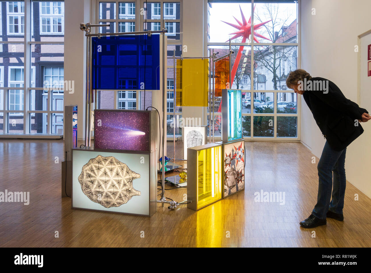 Skulptur in der Mitte 2016 von Christine Schulz auf der Light Box Museum für Moderne Kunst im Bomann-museum in Celle, Niedersachsen, Deutschland Stockfoto