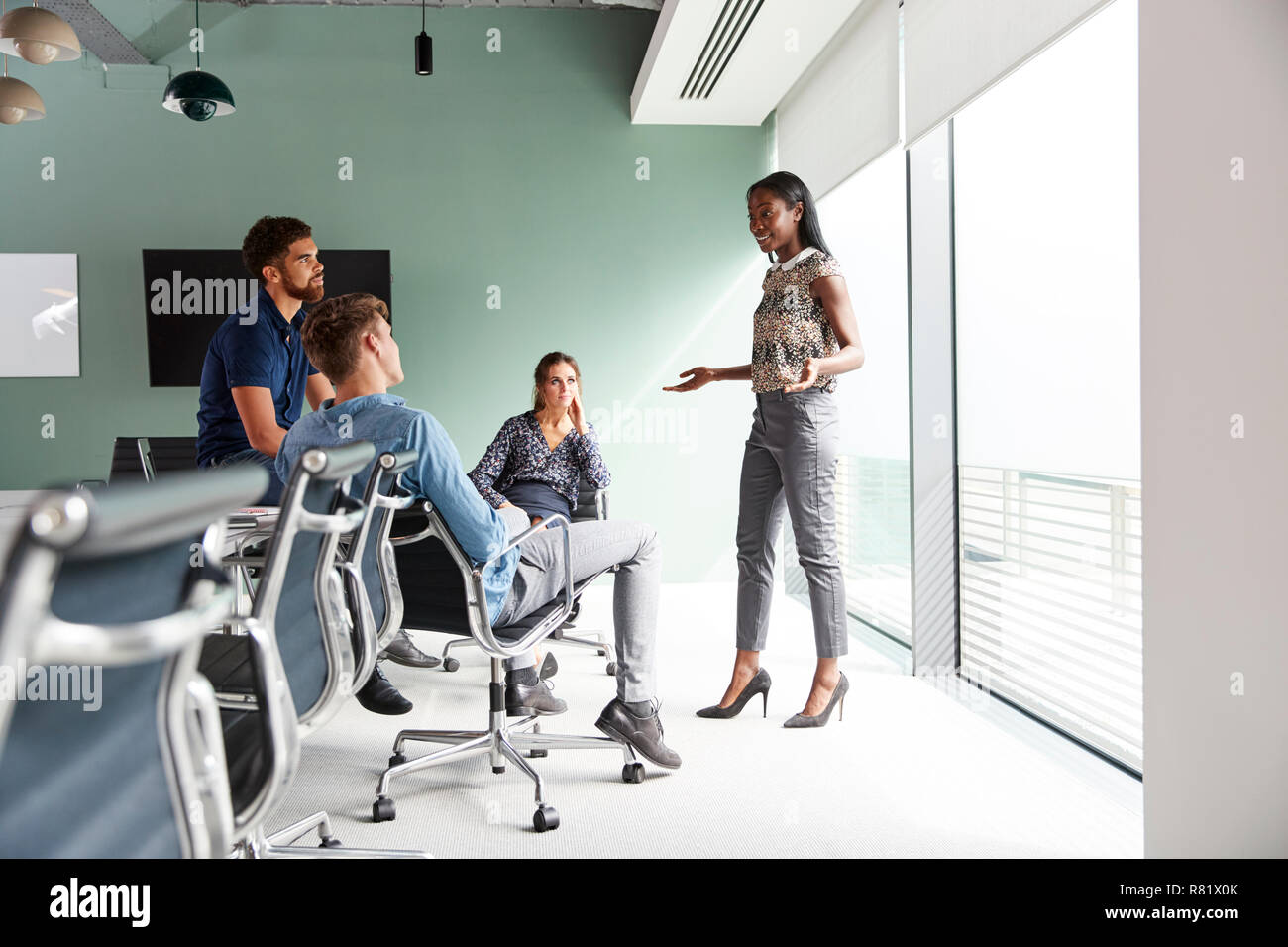 Leger gekleidete Geschäftsleute und Geschäftsfrauen in informellen Treffen in modernen Sitzungssaal Stockfoto