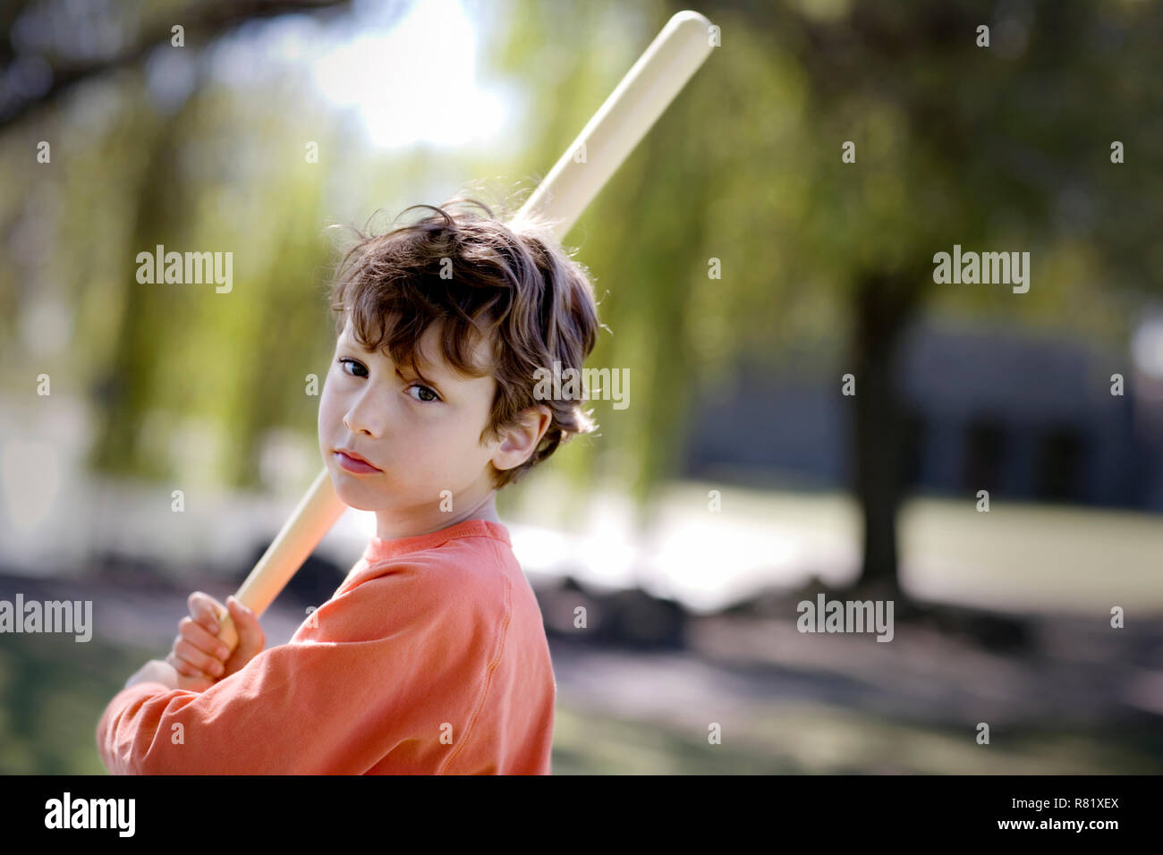 Porträt eines Jungen mit einem Baseballschläger. Stockfoto