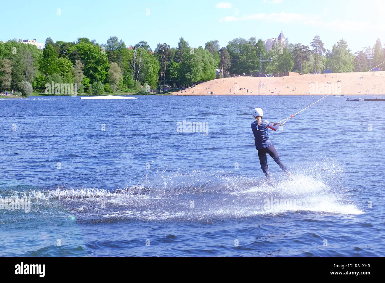 Athleten - wakeboarder führt einen Sprung mit Salto in der Luft. Im Sonnenlicht. Stockfoto