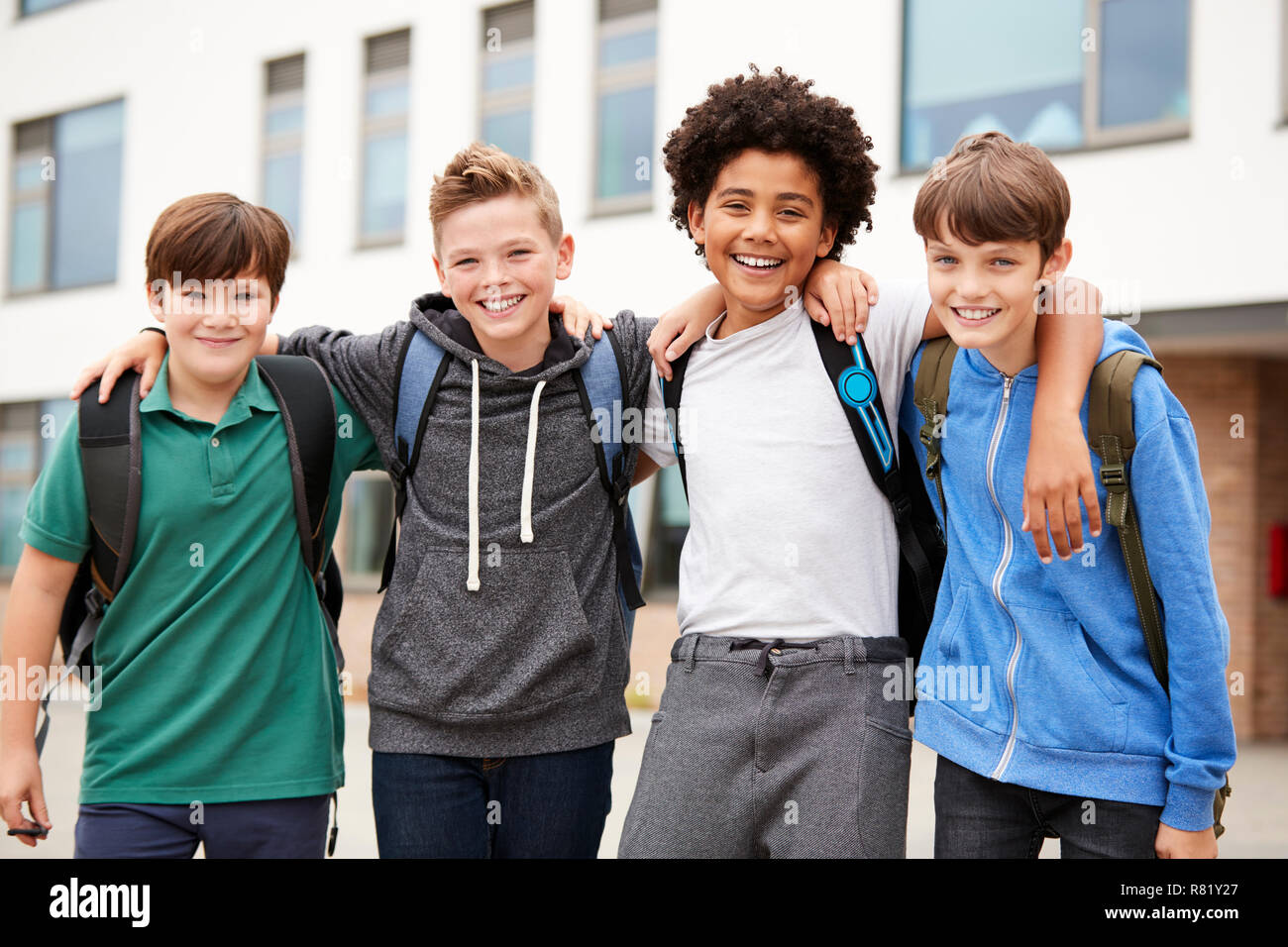Portrait der männlichen Schüler Freunde außerhalb der Schule Gebäude Stockfoto