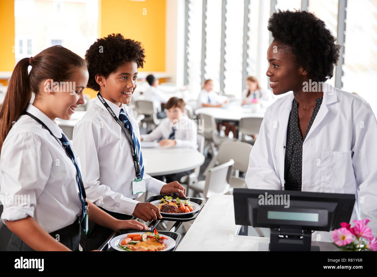 High School Studenten tragen einheitliche Zahlen für Mahlzeiten in der Cafeteria Stockfoto