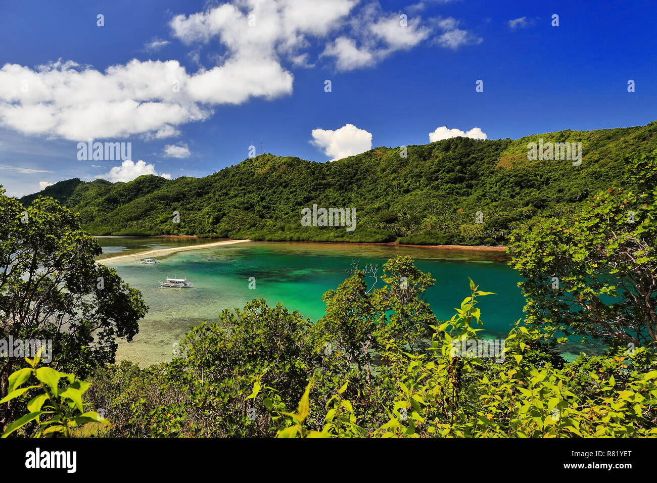 Landschaft vom Gipfel Blick deck Vigan Insel - Snake Island Sandbank. Filipino bangkas aus verankert der N-Seite der sand Streifen verbinden Vigan i Stockfoto