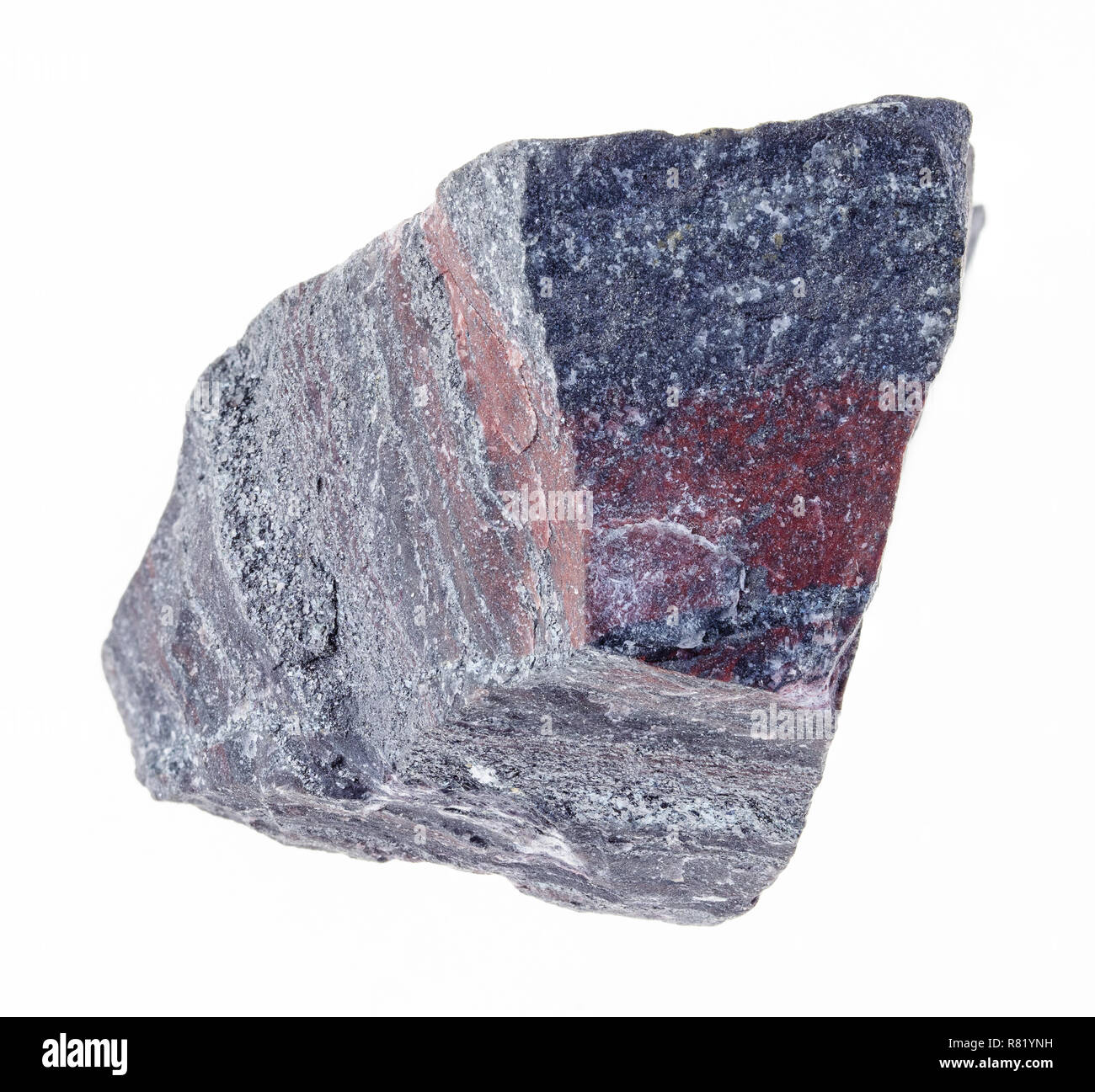 Makrofotografie von natürlichen Mineral aus geologische Sammlung - raw jaspillite (eisenhaltiges Quarzit) Stein auf weißem Hintergrund Stockfoto
