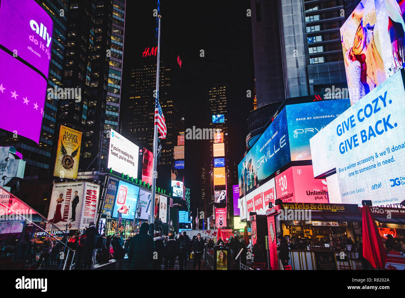 New York City: reklametafeln Licht bis Times Square NYC in der Nacht während der Vorweihnachtszeit Stockfoto