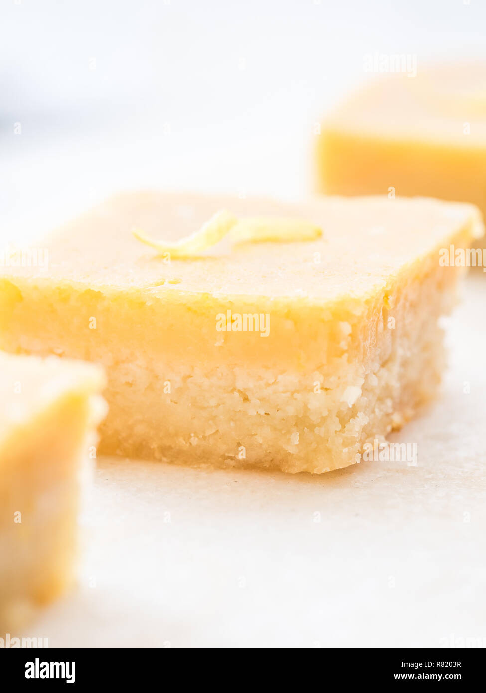 Mandeln Mehl cremige Zitrone Quadrate (glutenfrei). Stockfoto