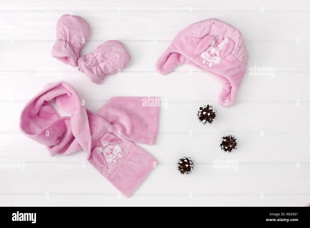 Herbst oder Winter Fashion Outfit. Baby girl rosa Kleidung auf dem hölzernen Hintergrund. Stockfoto