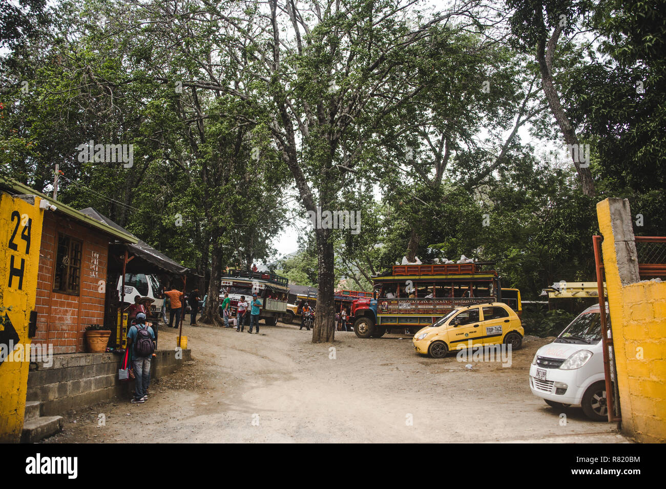 Lokale Kolumbianer Bussen und kleinen gelben Taxis im Busdepot der kleinen Stadt Santa Fé de Antioquia, Kolumbien Stockfoto