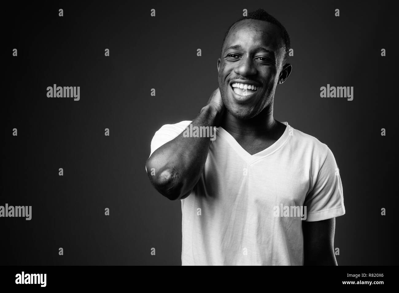 Junge afrikanische Mann in Schwarz und Weiß zu lachen Stockfoto