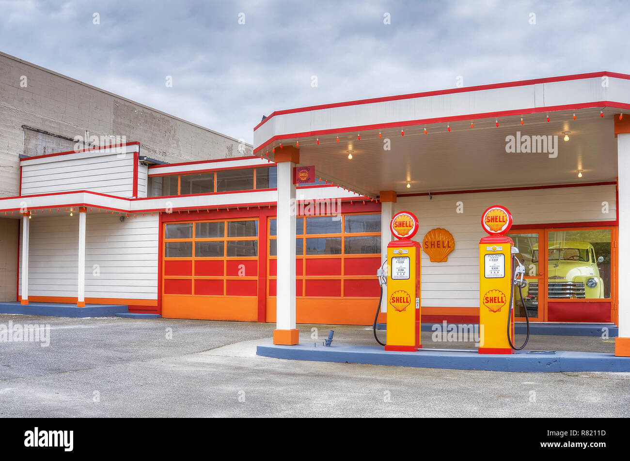 Aberdeen, Washington, USA - 10. Juni 2011: Replik eines alten Shell Service, Tankstelle Gebäude in Aberdeen, Washington mit einem gelben restauriert Pickup Stockfoto